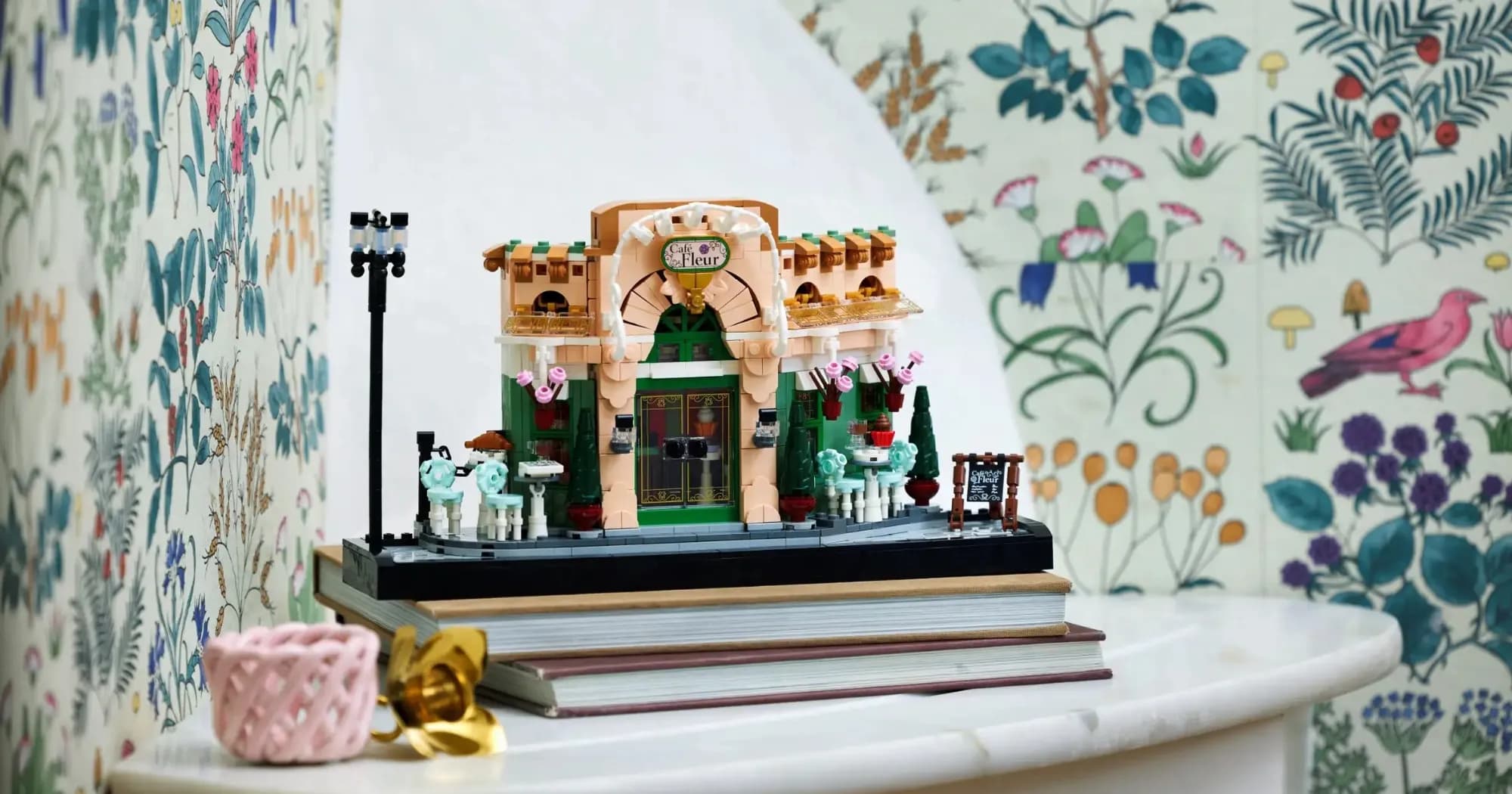 Конструктор LEGO Icons Французское кафе (10362)