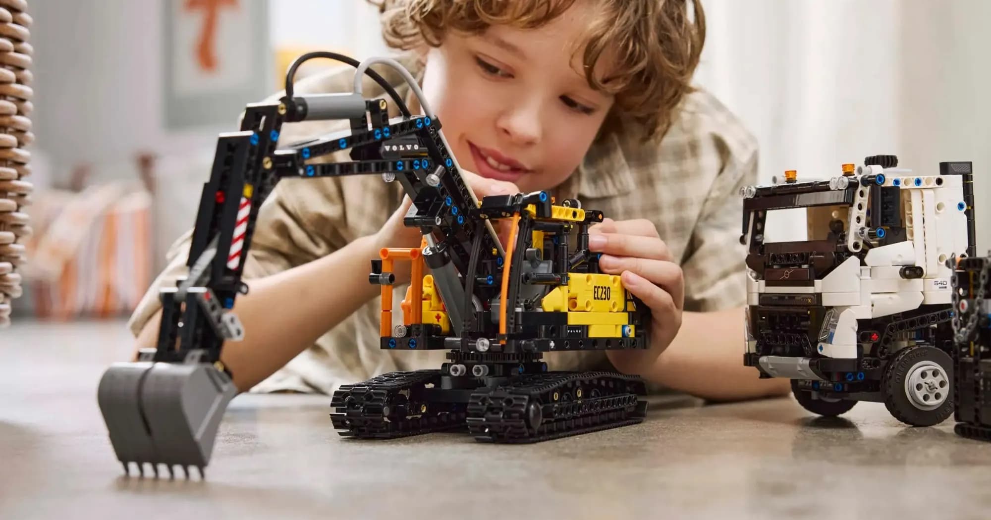 Конструктор LEGO Technic Грузовик Volvo FMX и Электрический экскаватор EC230 (42175)