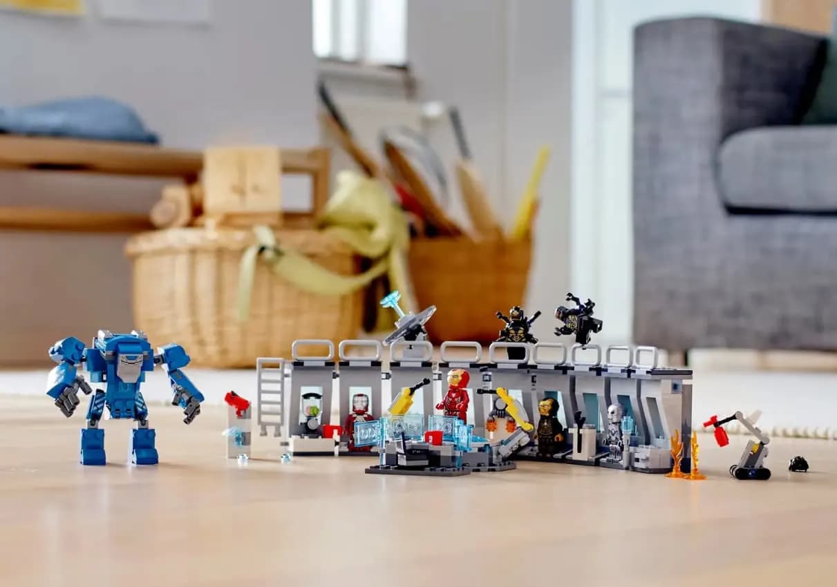 Конструктор LEGO Marvel Зал с костюмами Железного Человека (76125)