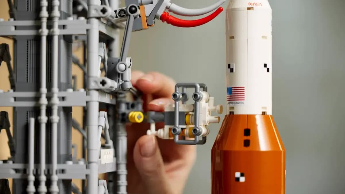 Конструктор LEGO Icons Система космического запуска NASA «Артемида» (10341)