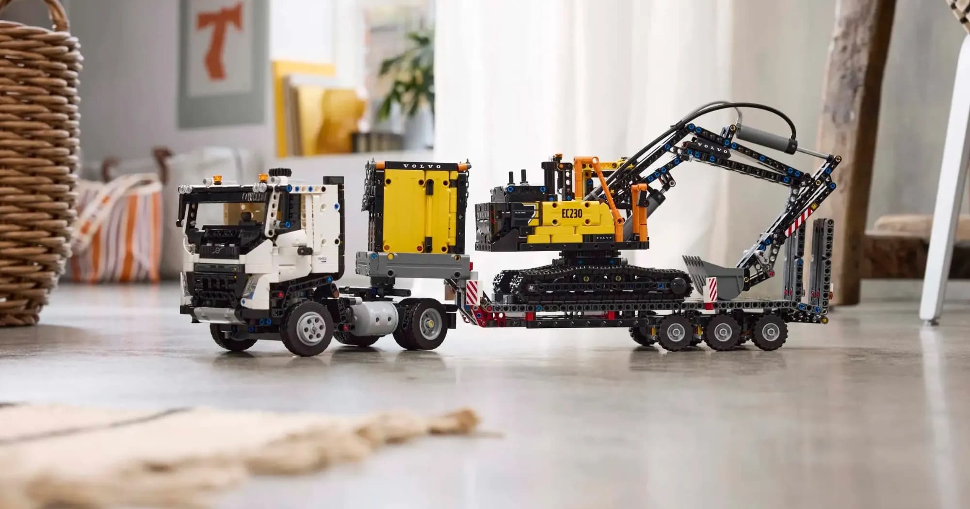 Конструктор LEGO Technic Грузовик Volvo FMX и Электрический экскаватор EC230 (42175)