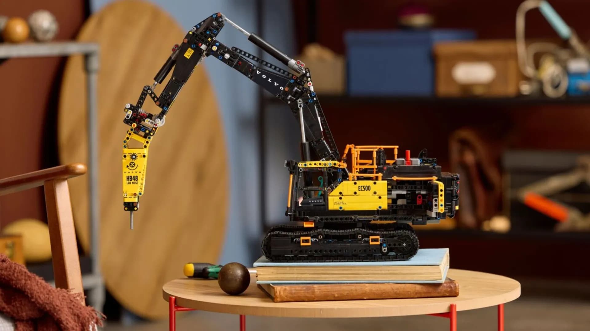 Конструктор LEGO Technic Экскаватор Volvo EC500 Hybrid (42215)