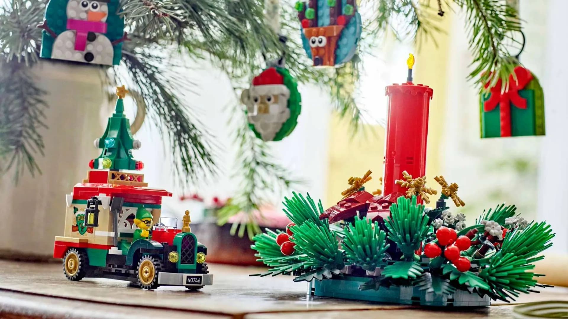 Конструктор LEGO Icons Грузовик Санты (40746)