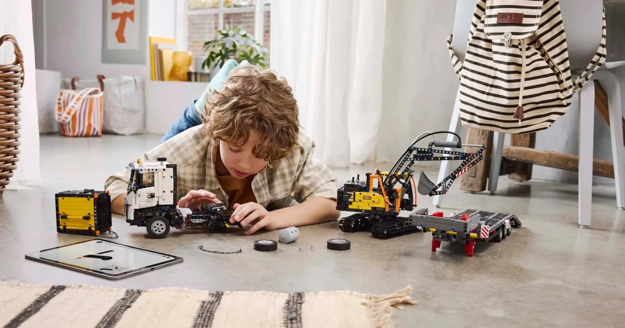 Конструктор LEGO Technic Грузовик Volvo FMX и Электрический экскаватор EC230 (42175)