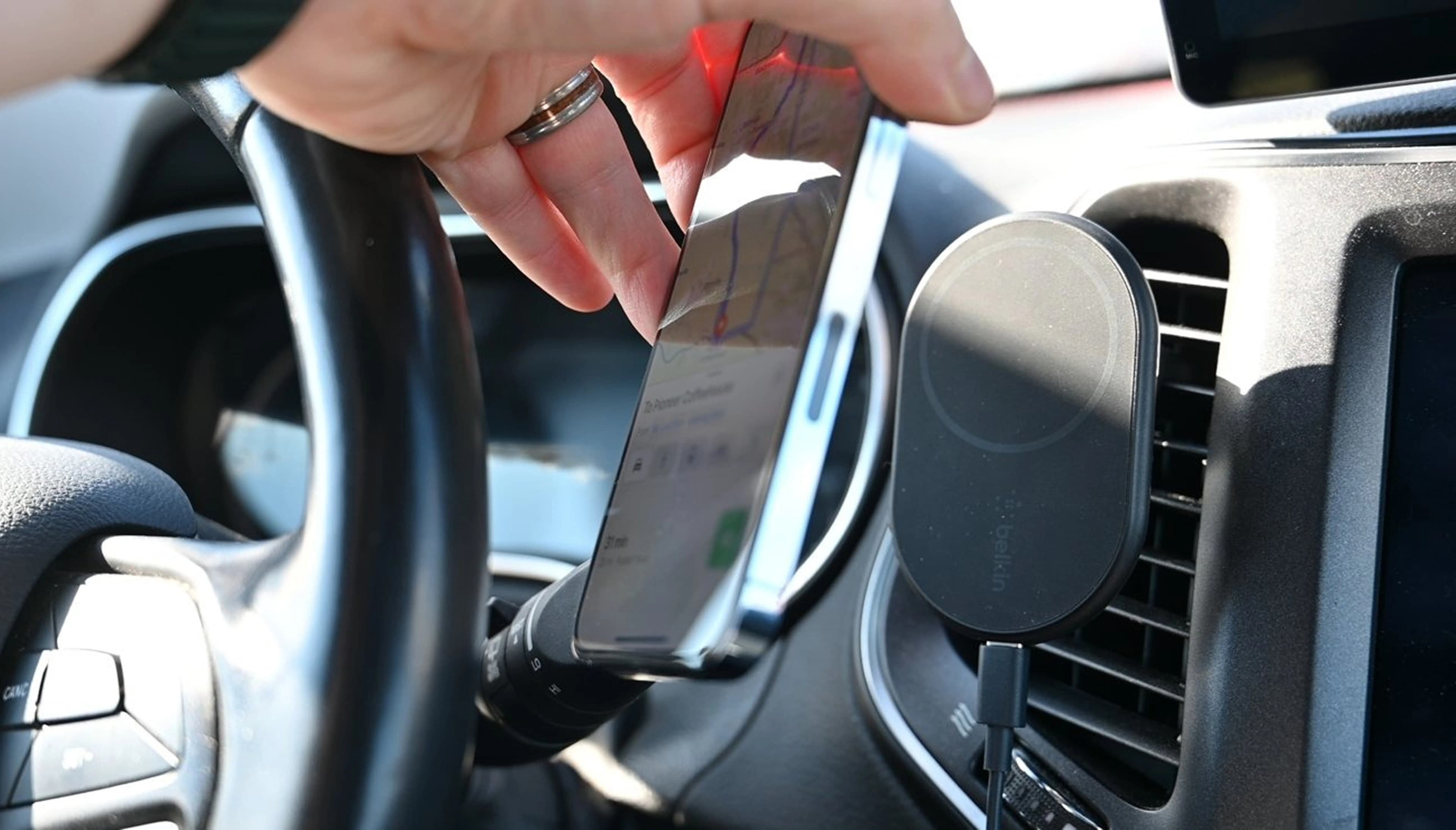 Автодержатель Belkin Car Mount Magnetic Charging Qi