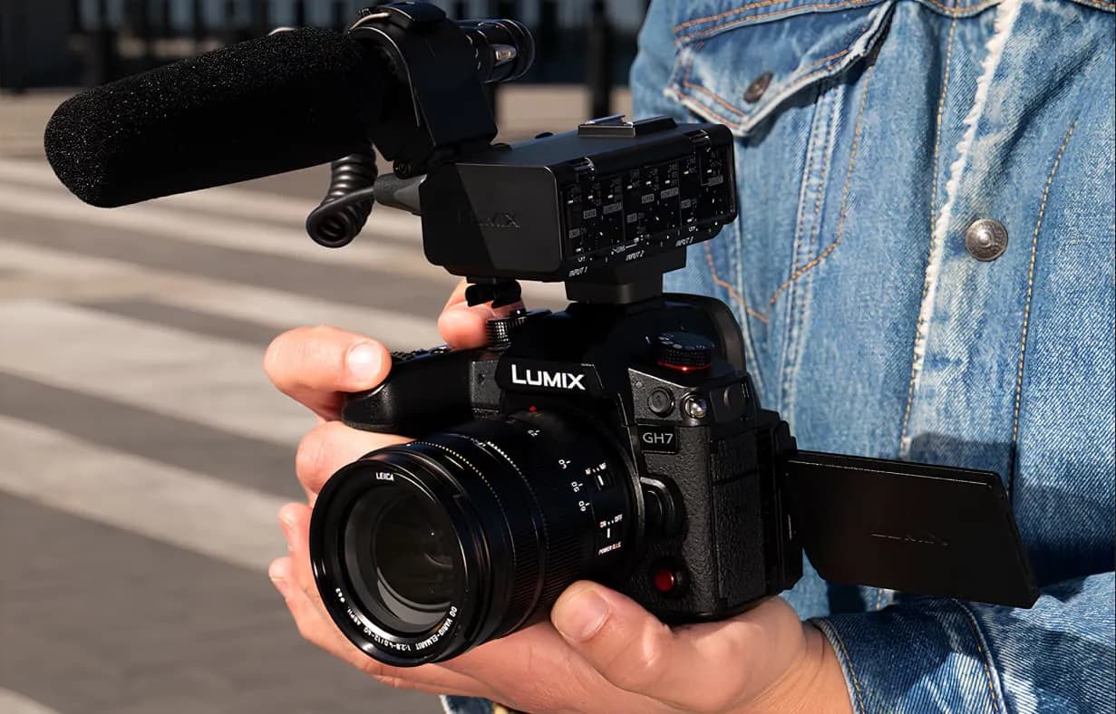 Цифровой фотоаппарат Panasonic Lumix DC-GH7 Body (DC-GH7E) (Standard)