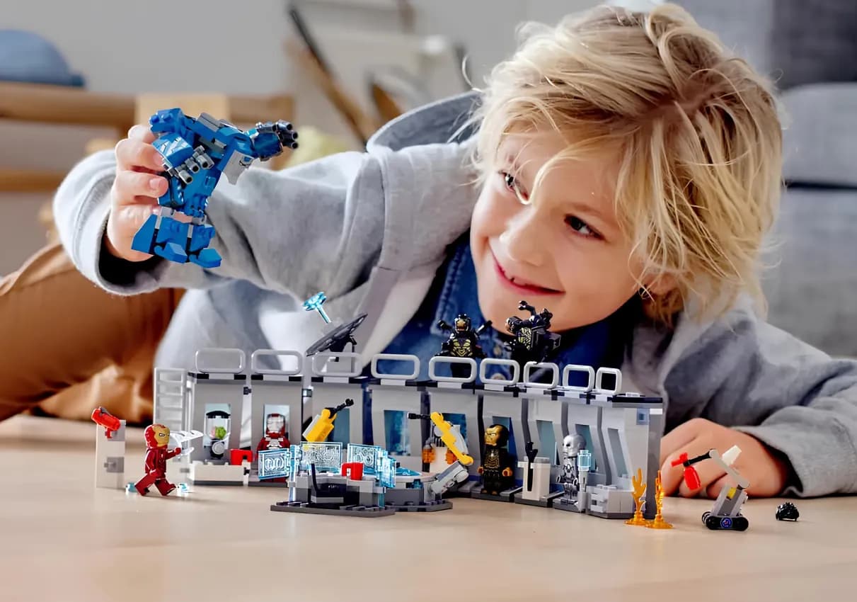 Конструктор LEGO Marvel Зал с костюмами Железного Человека (76125)