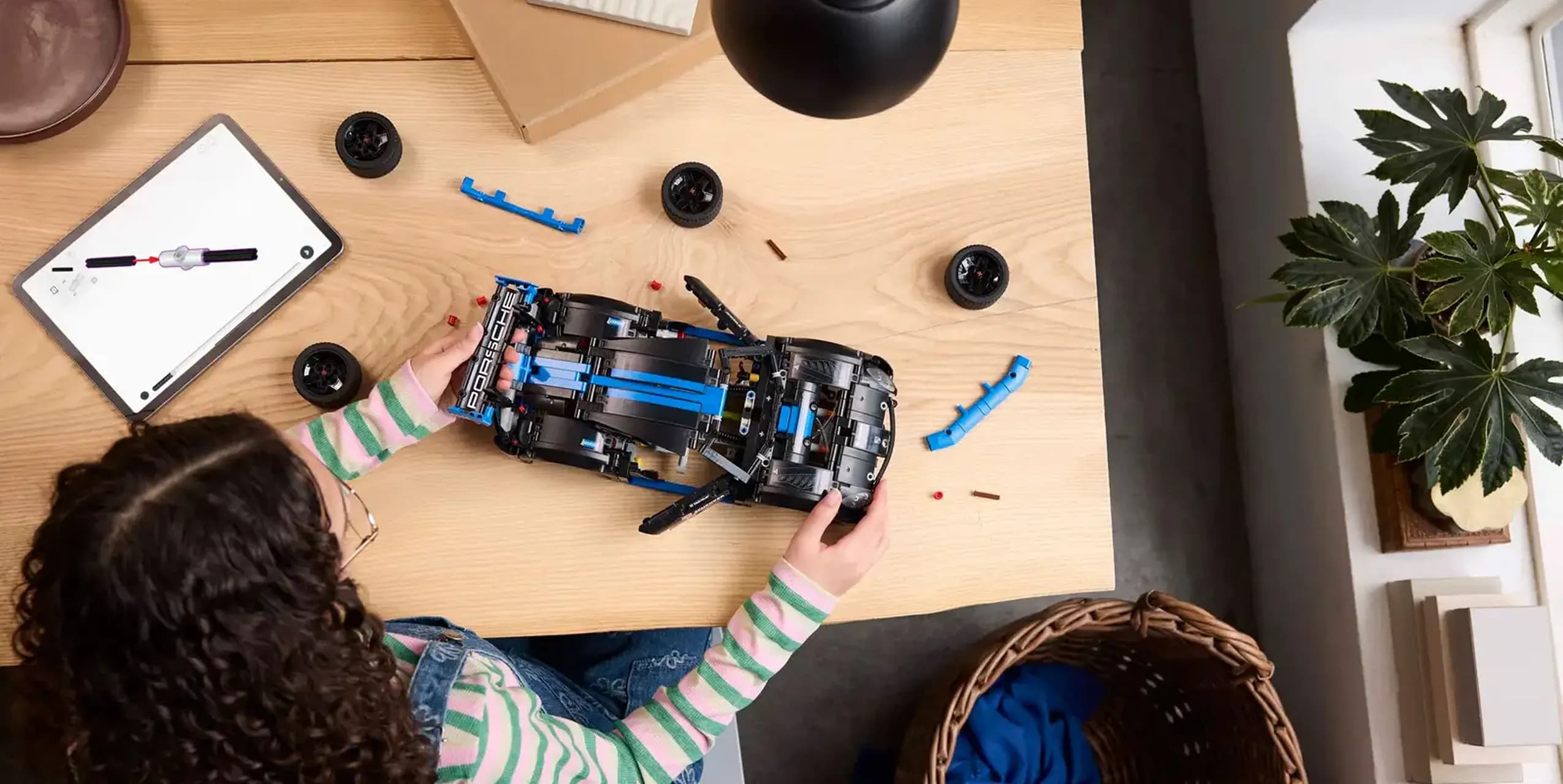 Конструктор LEGO Technic Автомобиль для гонок Porsche GT4 E-Performance (42176)