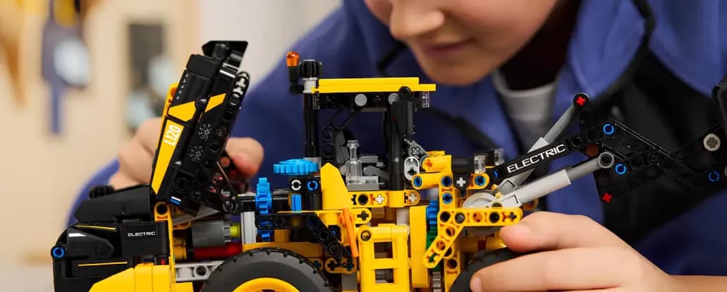 Конструктор LEGO Technic Колесный погрузчик Volvo L120 Electric (42209)