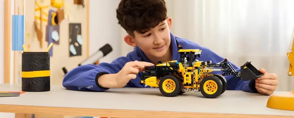 Конструктор LEGO Technic Колесный погрузчик Volvo L120 Electric (42209)