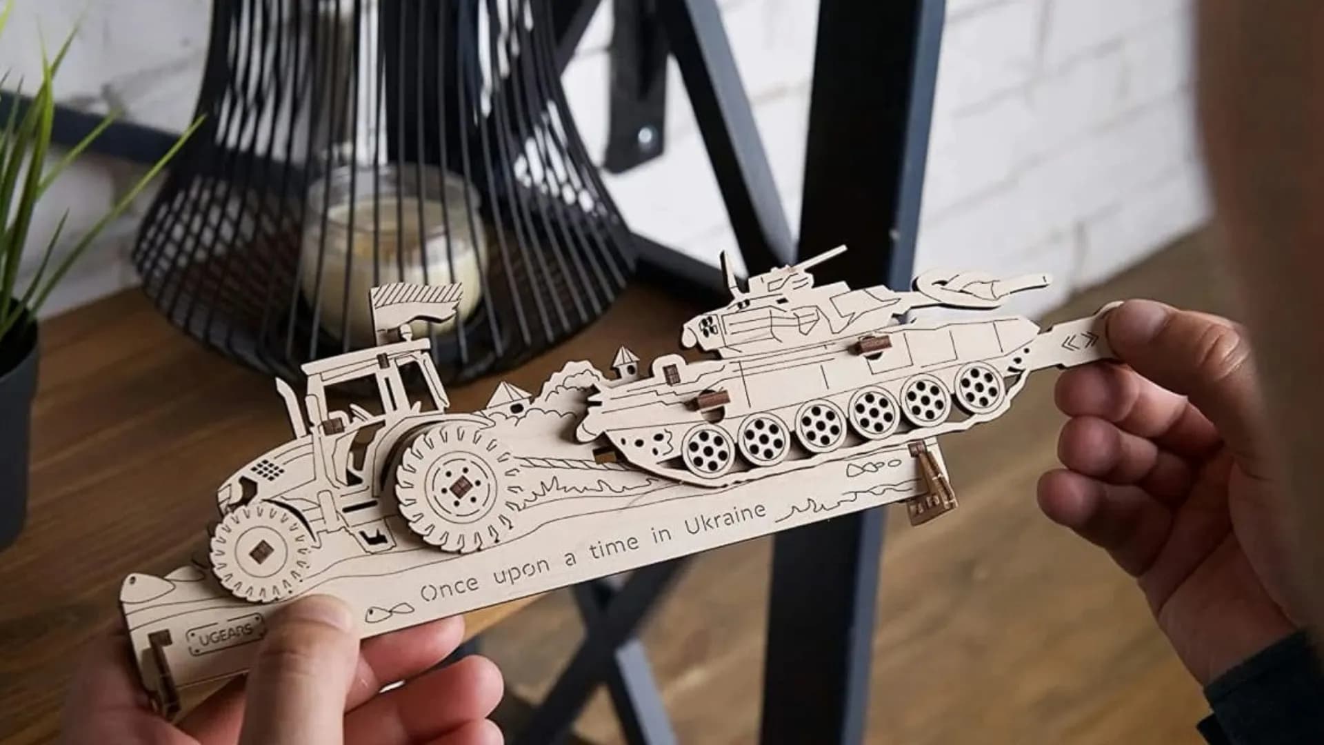 Деревянный 3D конструктор UGEARS Отважный трактор (70185)