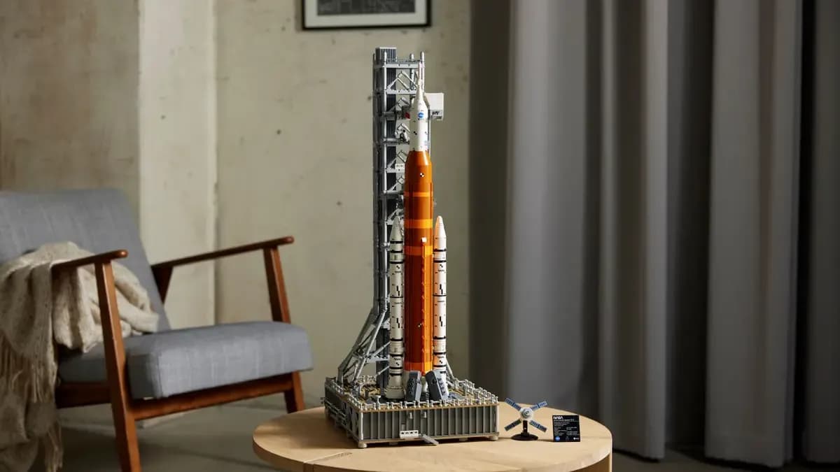 Конструктор LEGO Icons Система космического запуска NASA «Артемида» (10341)