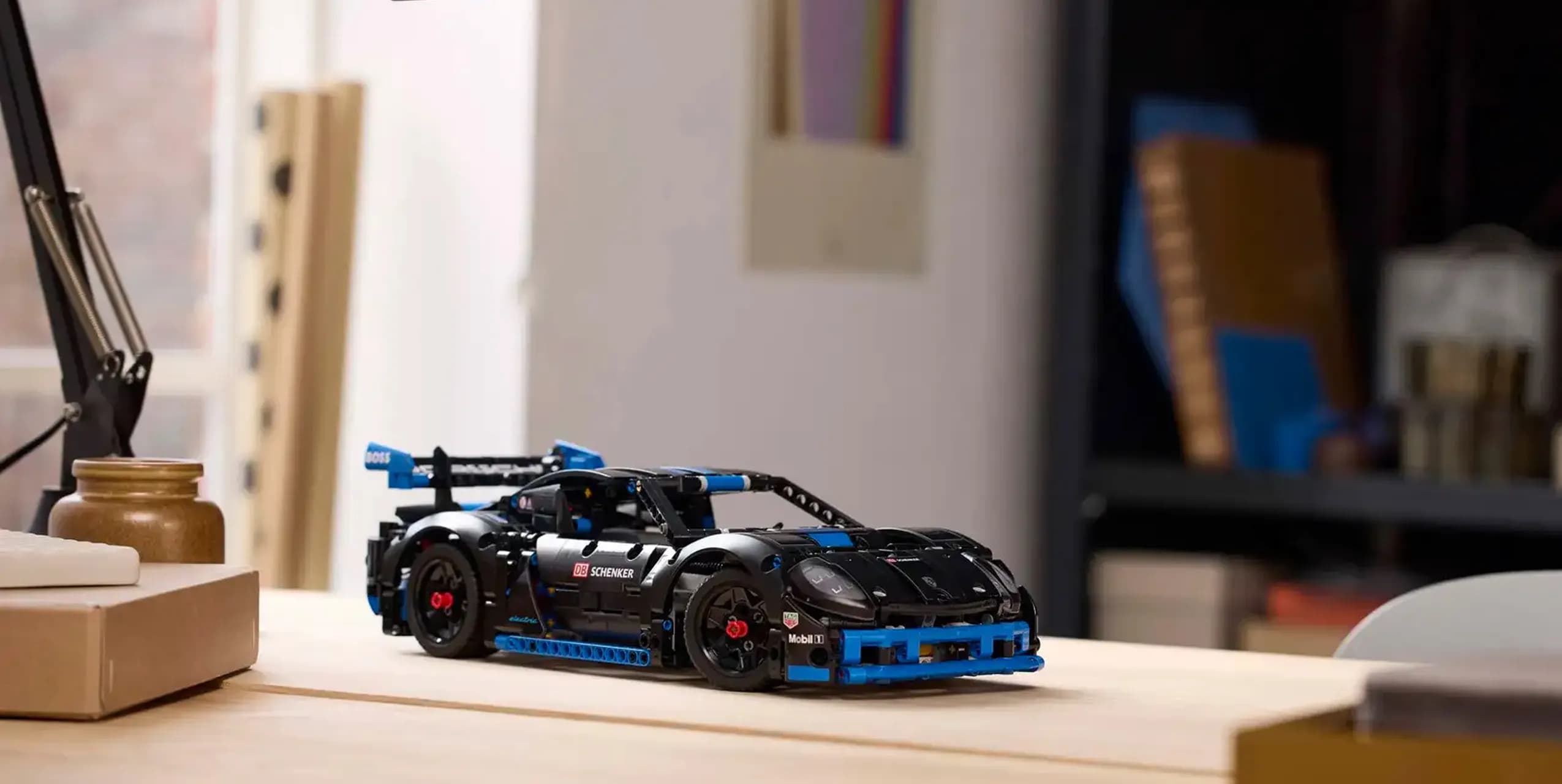 Конструктор LEGO Technic Автомобиль для гонок Porsche GT4 E-Performance (42176)