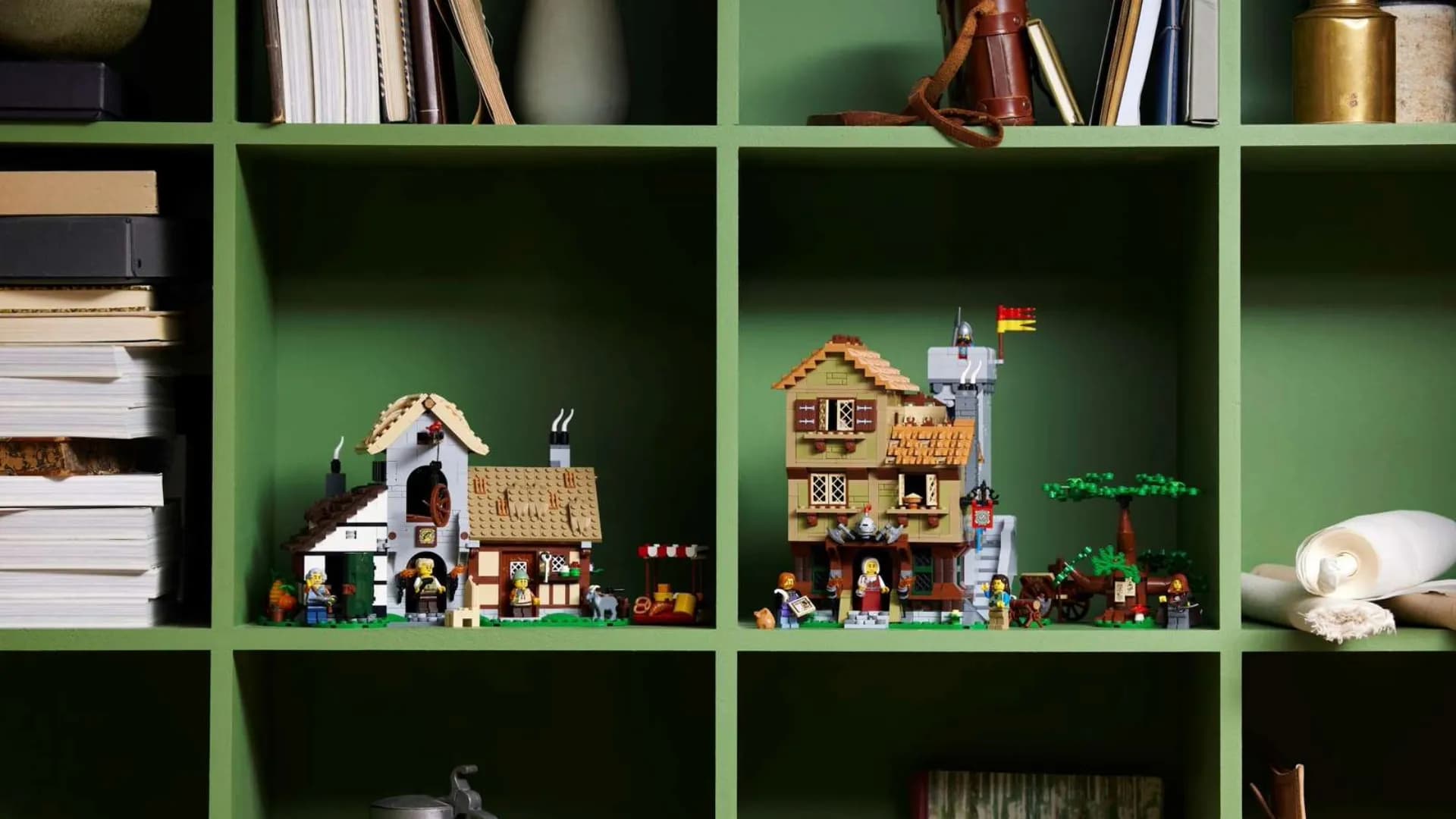 Конструктор LEGO Icons Средневековая городская площадь (10332)