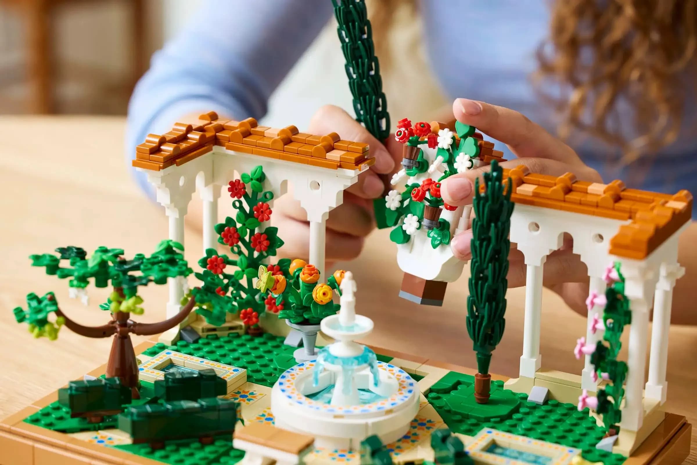 Конструктор LEGO Icons Сад фонтанов (10359)