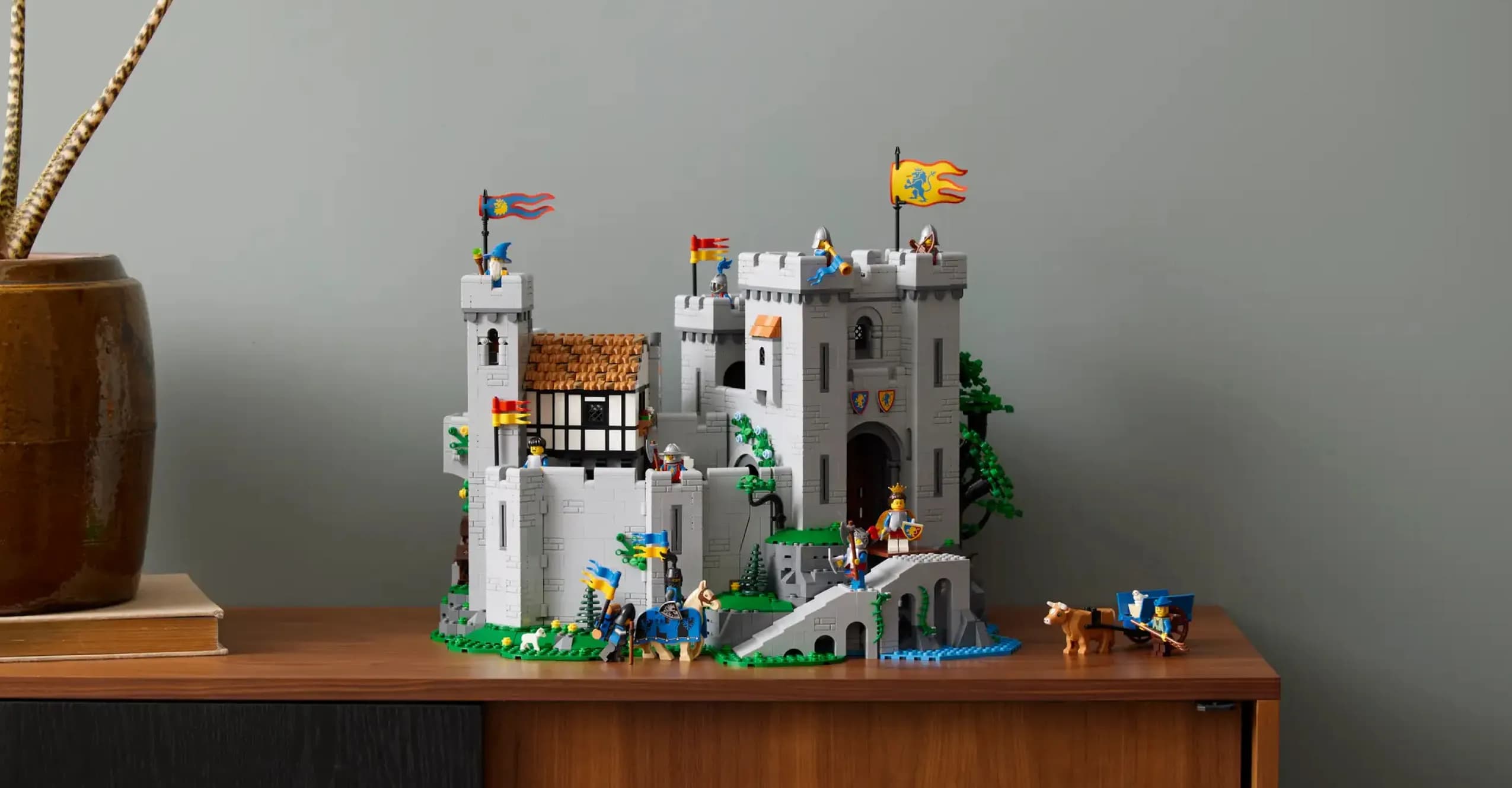 Конструктор LEGO Icons Замок рыцарей Льва (10305)