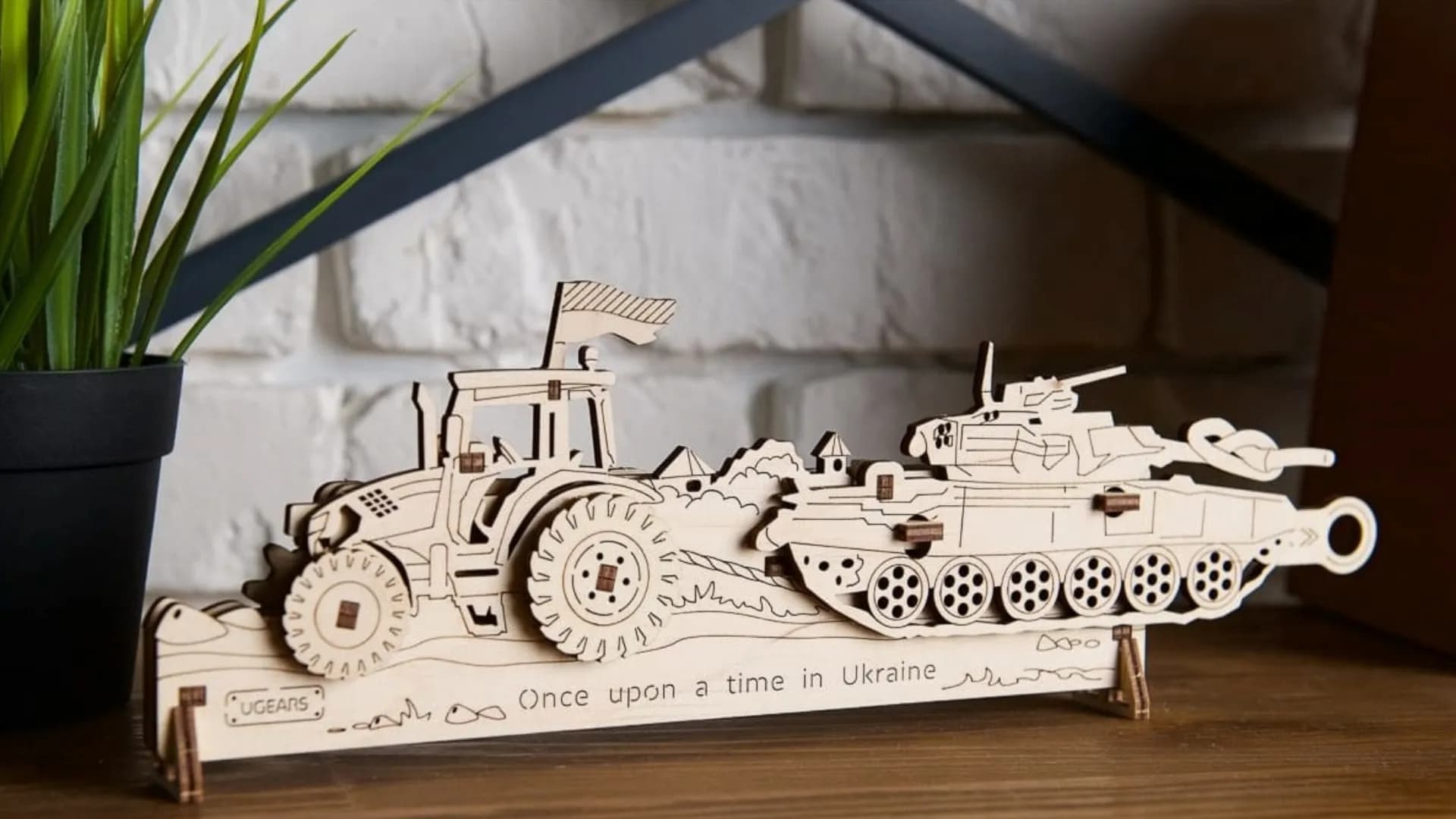 Деревянный 3D конструктор UGEARS Отважный трактор (70185)