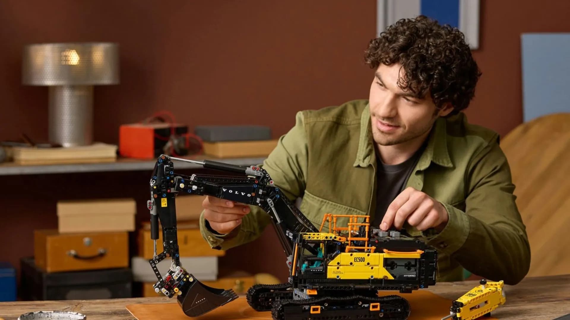 Конструктор LEGO Technic Экскаватор Volvo EC500 Hybrid (42215)