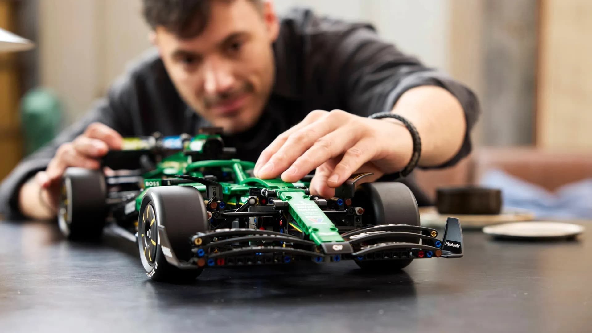 Конструктор LEGO Technic Автомобиль Формула-1 Aston Martin Aramco AMR25 (42240)
