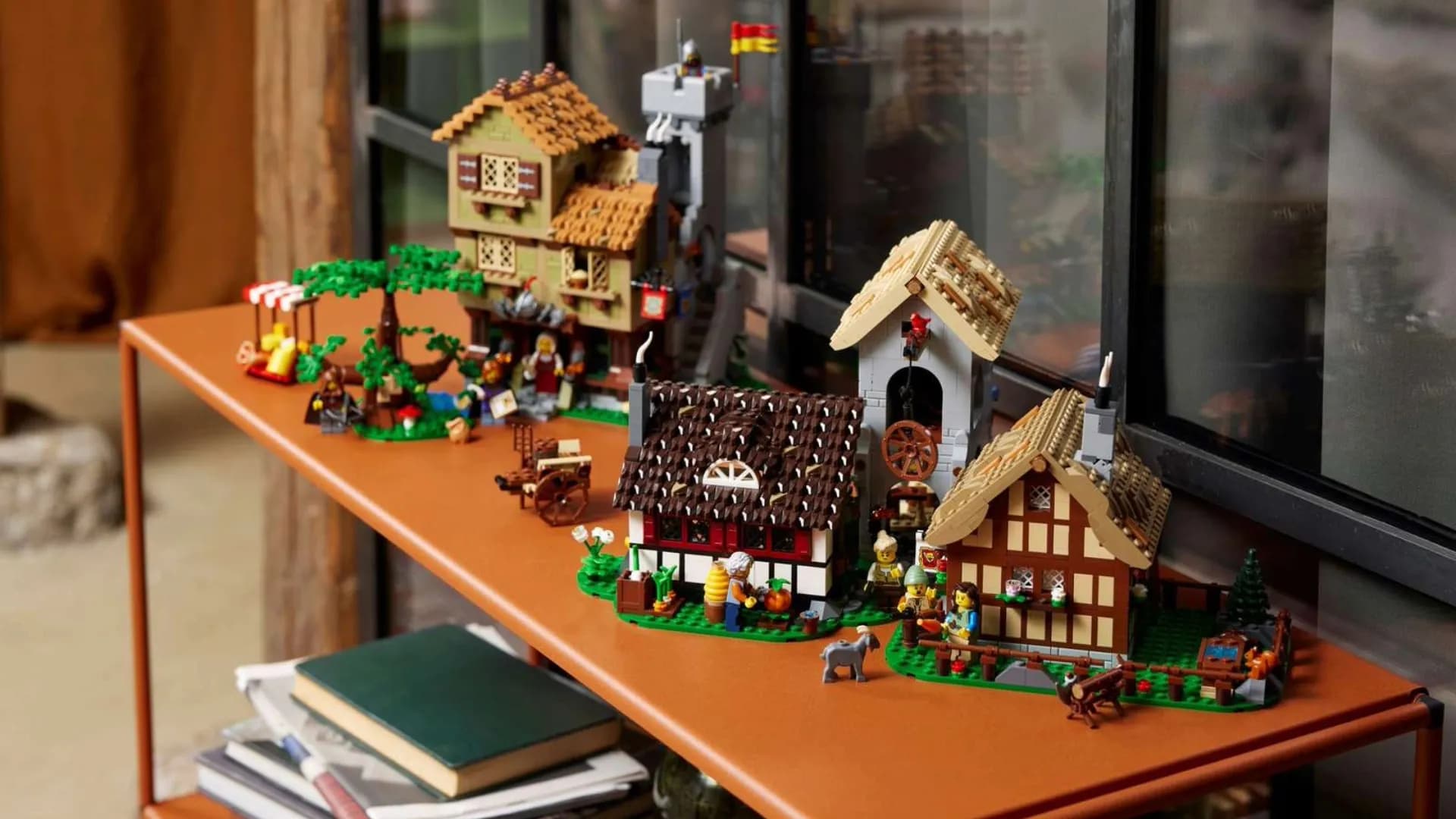 Конструктор LEGO Icons Средневековая городская площадь (10332)