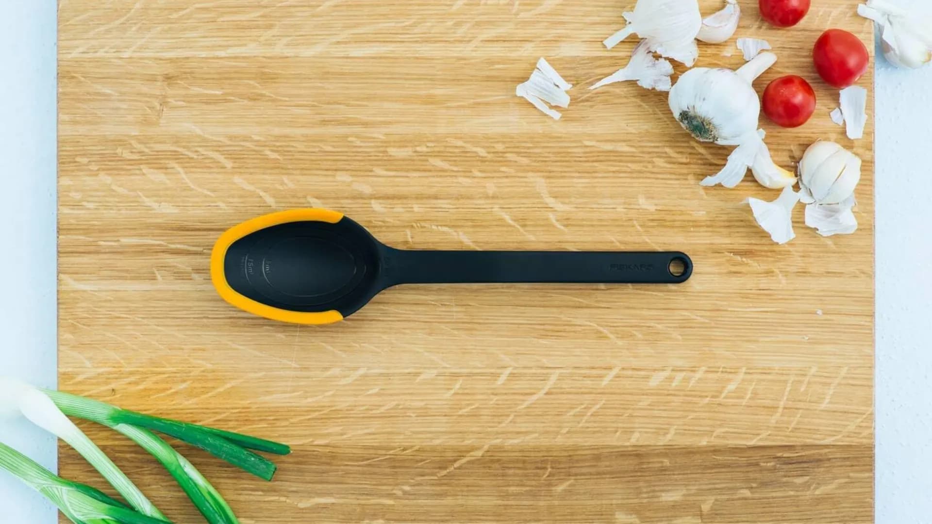 Ложка кухонная Fiskars Functional Form 29см пластик/силикон