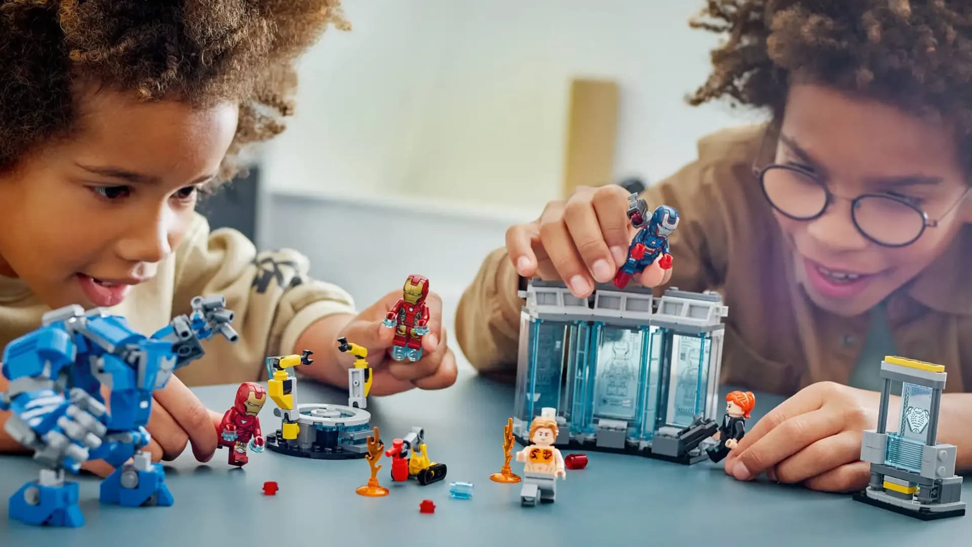 Конструктор LEGO Marvel Лаборатория Железного Человека: зал доспехов (76315)