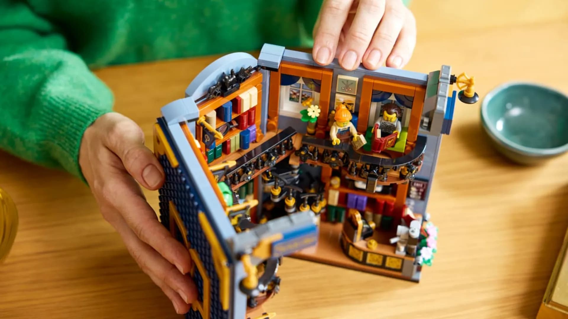 Конструктор LEGO Icons Книжный магазин: книжный уголок (11379)