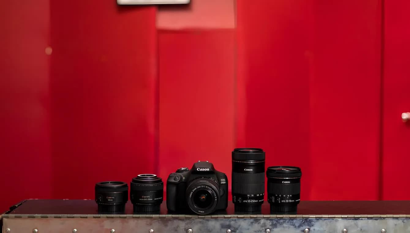 Цифровой фотоаппарат Canon EOS 2000D Kit EF-S 18-55mm IS II (2728C008) (Standard)