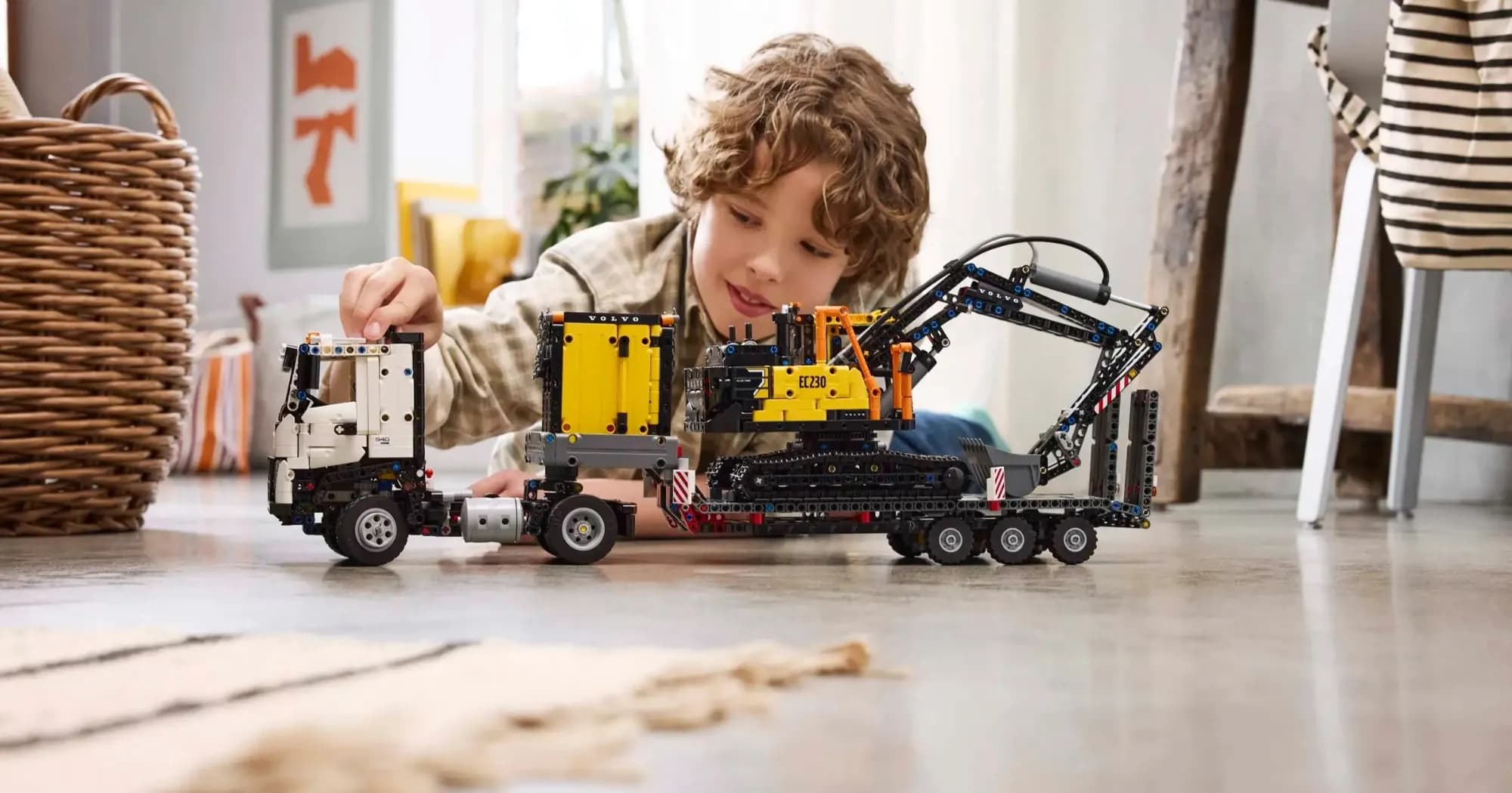 Конструктор LEGO Technic Грузовик Volvo FMX и Электрический экскаватор EC230 (42175)