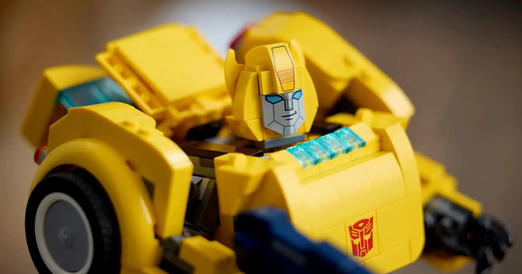 Конструктор LEGO Icons Бамблби (10338)