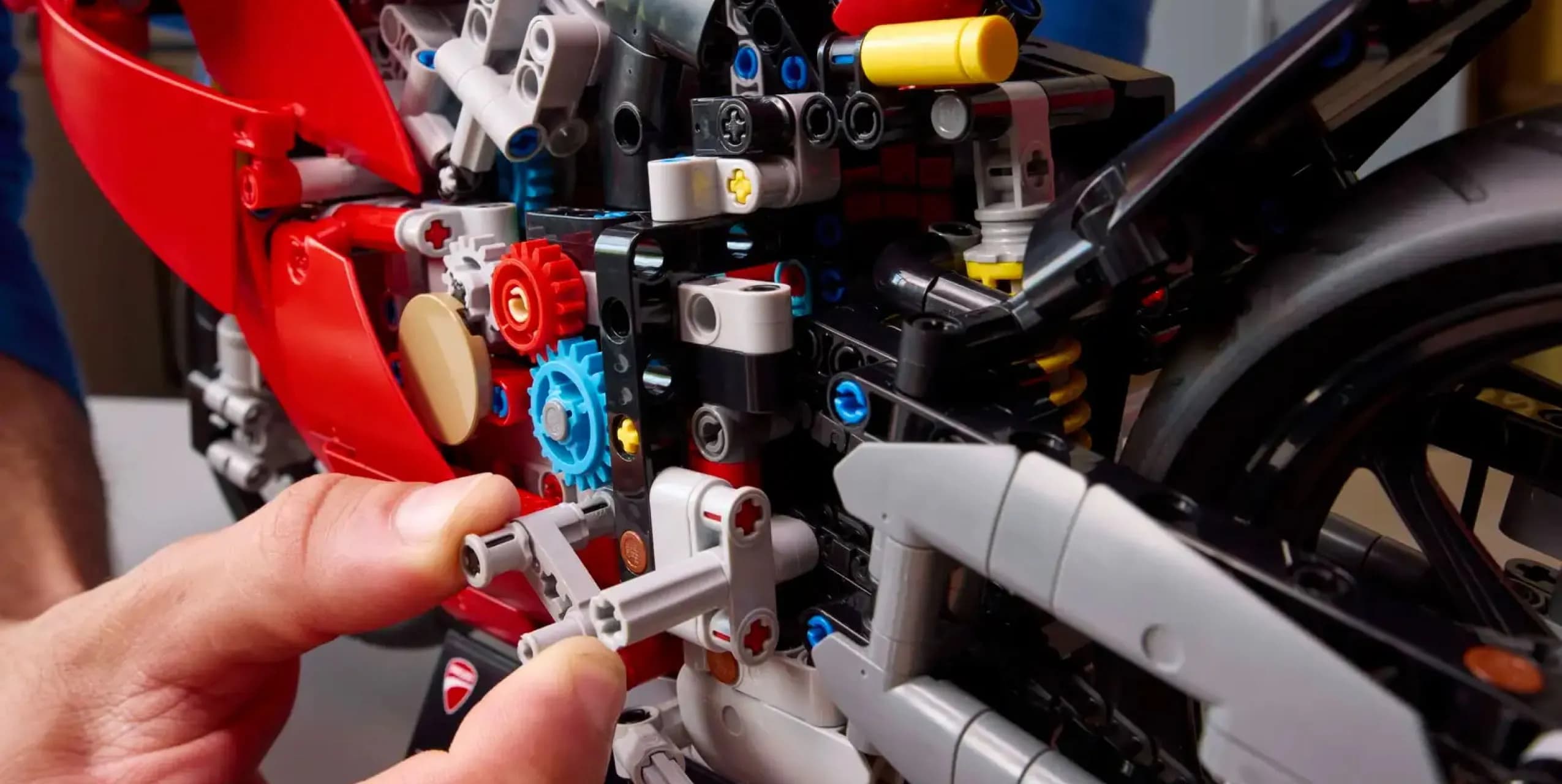 Конструктор LEGO Technic Мотоцикл Ducati Panigale V4 S (42202)