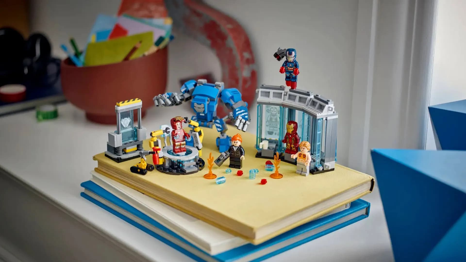 Конструктор LEGO Marvel Лаборатория Железного Человека: зал доспехов (76315)