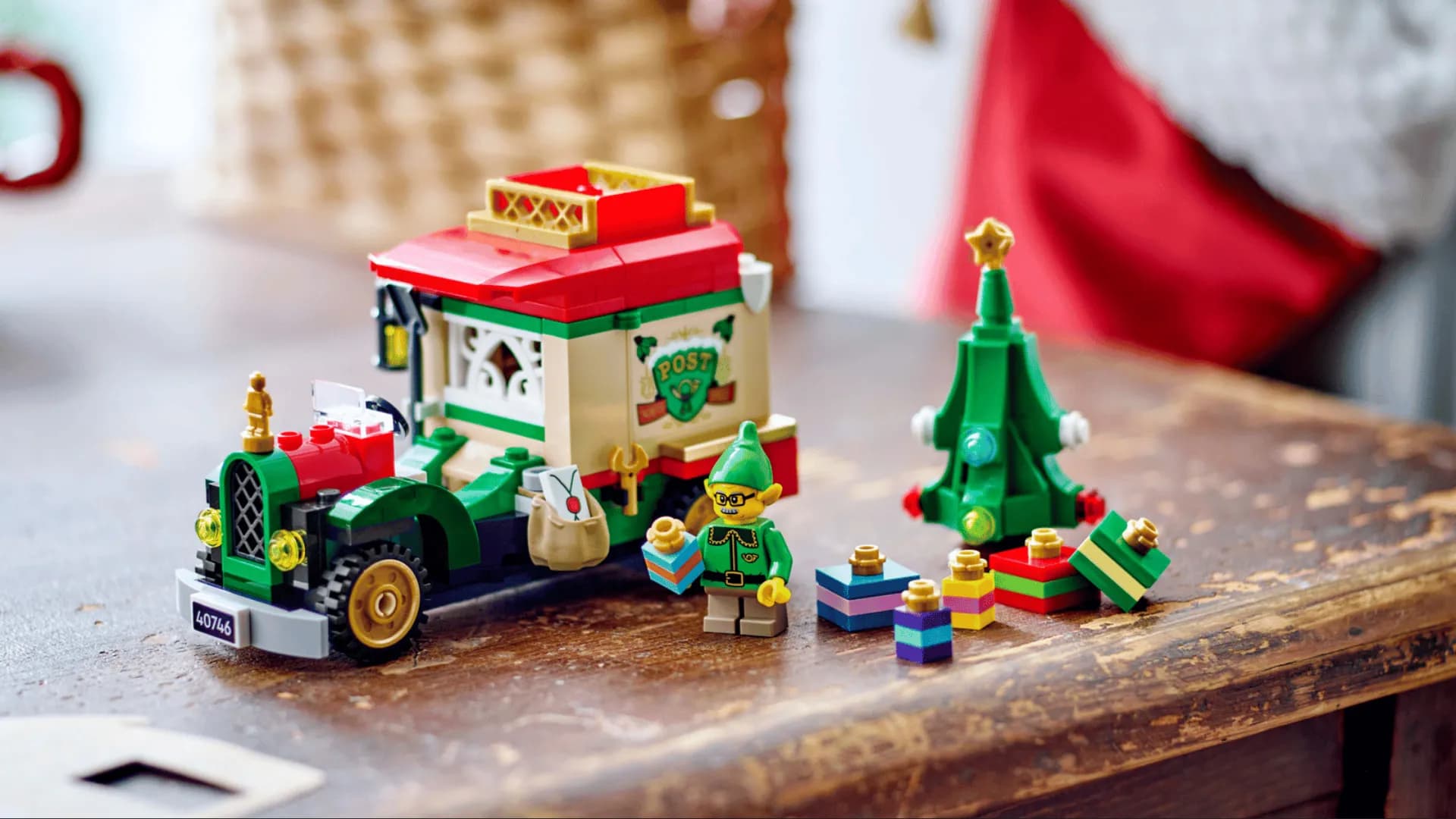 Конструктор LEGO Icons Грузовик Санты (40746)