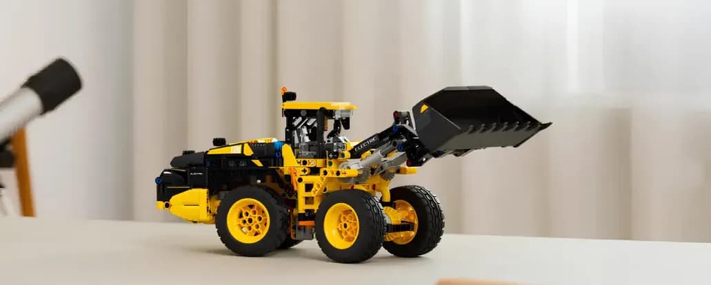 Конструктор LEGO Technic Колесный погрузчик Volvo L120 Electric (42209)