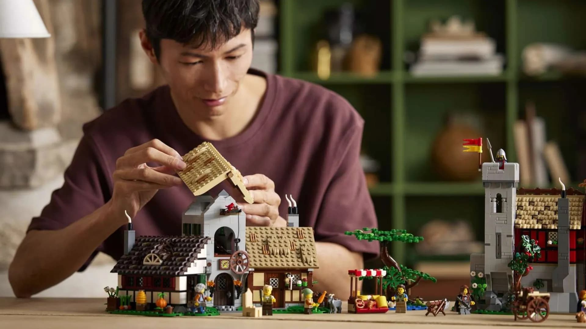 Конструктор LEGO Icons Средневековая городская площадь (10332)