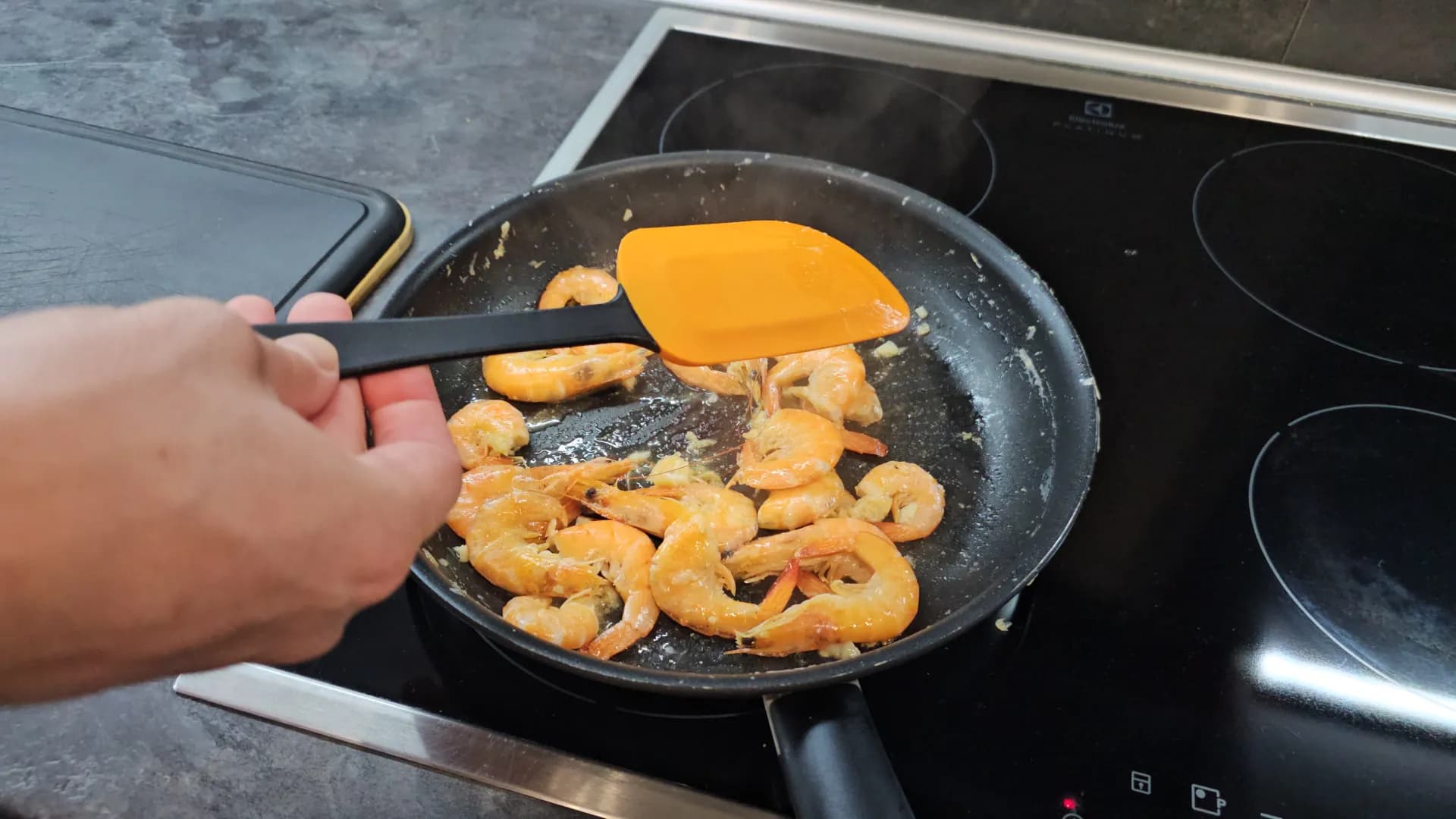 Лопатка кухонная Fiskars Essential 27см пластик/силикон