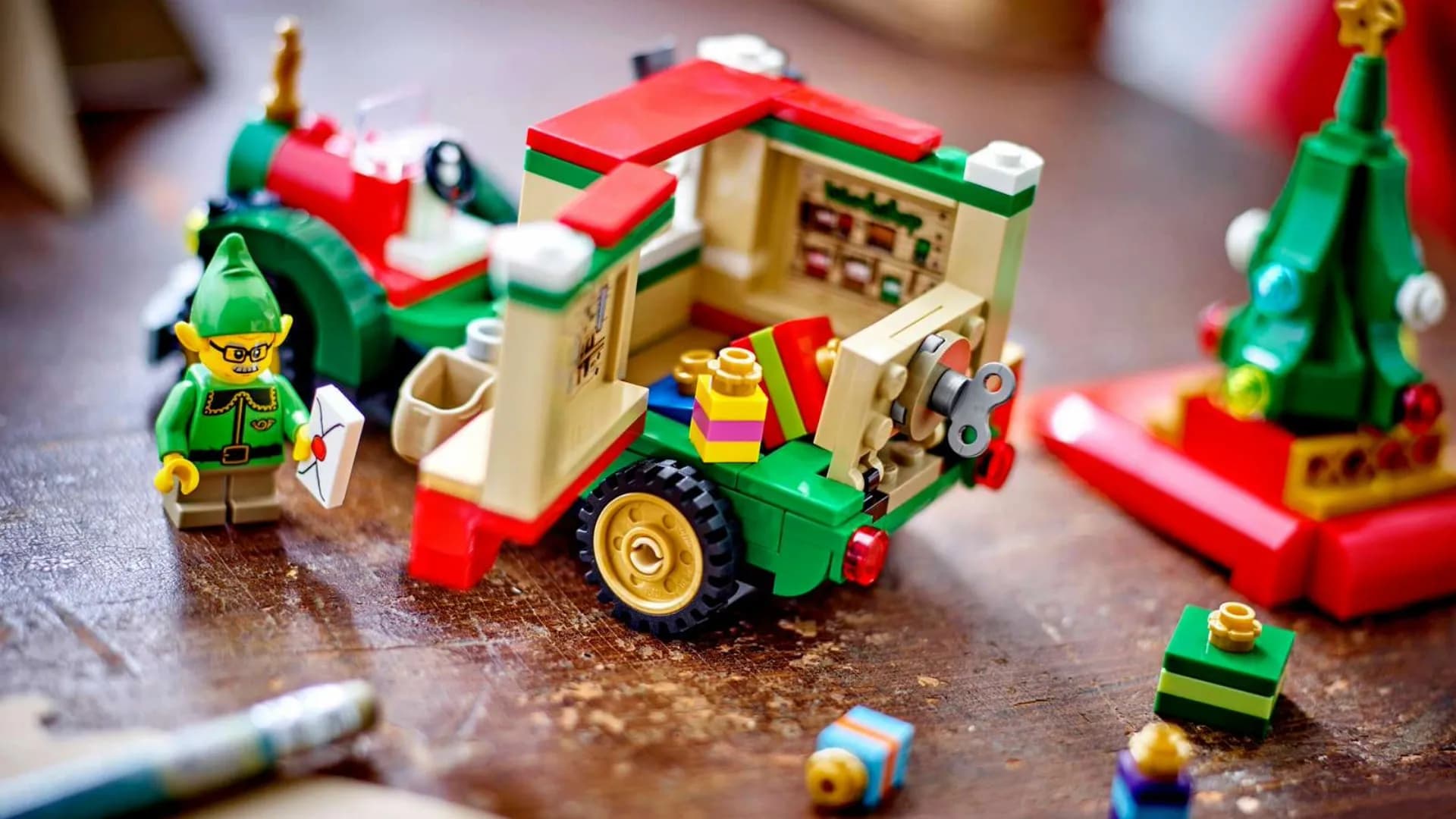 Конструктор LEGO Icons Грузовик Санты (40746)