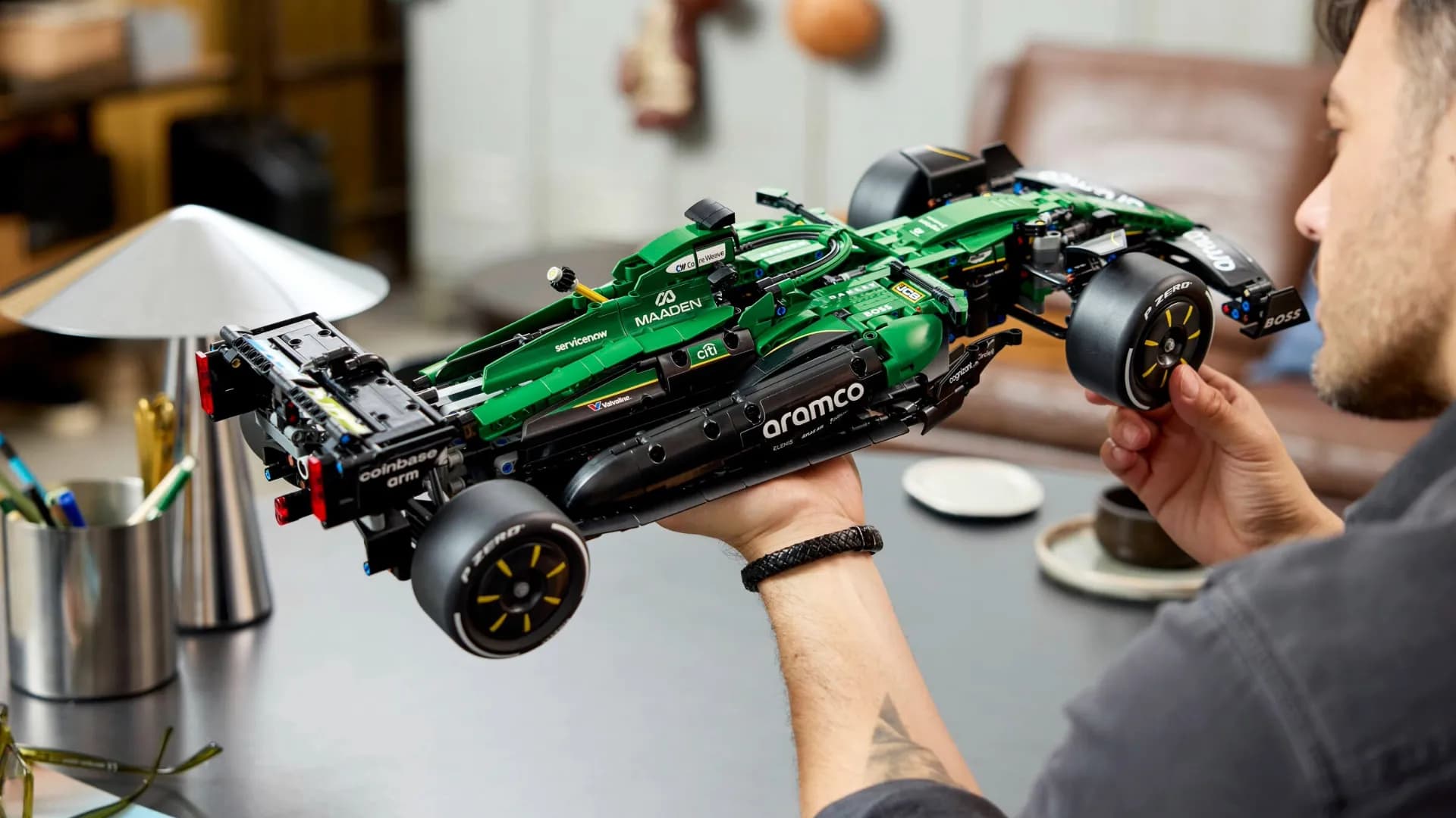 Конструктор LEGO Technic Автомобиль Формула-1 Aston Martin Aramco AMR25 (42240)