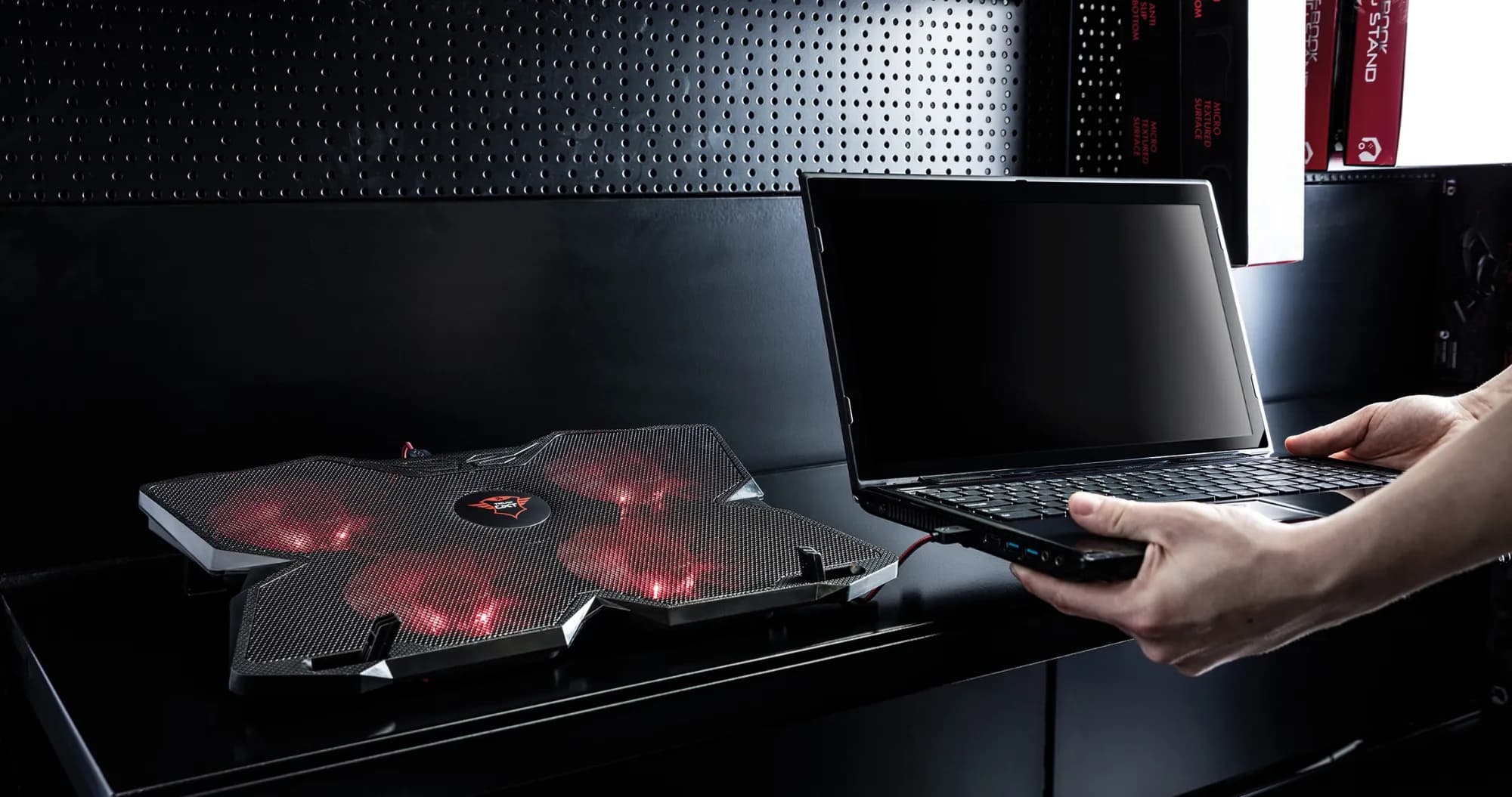 Подставка для ноутбука Trust GXT 278 Yozu Red LED 17.3" (Black)