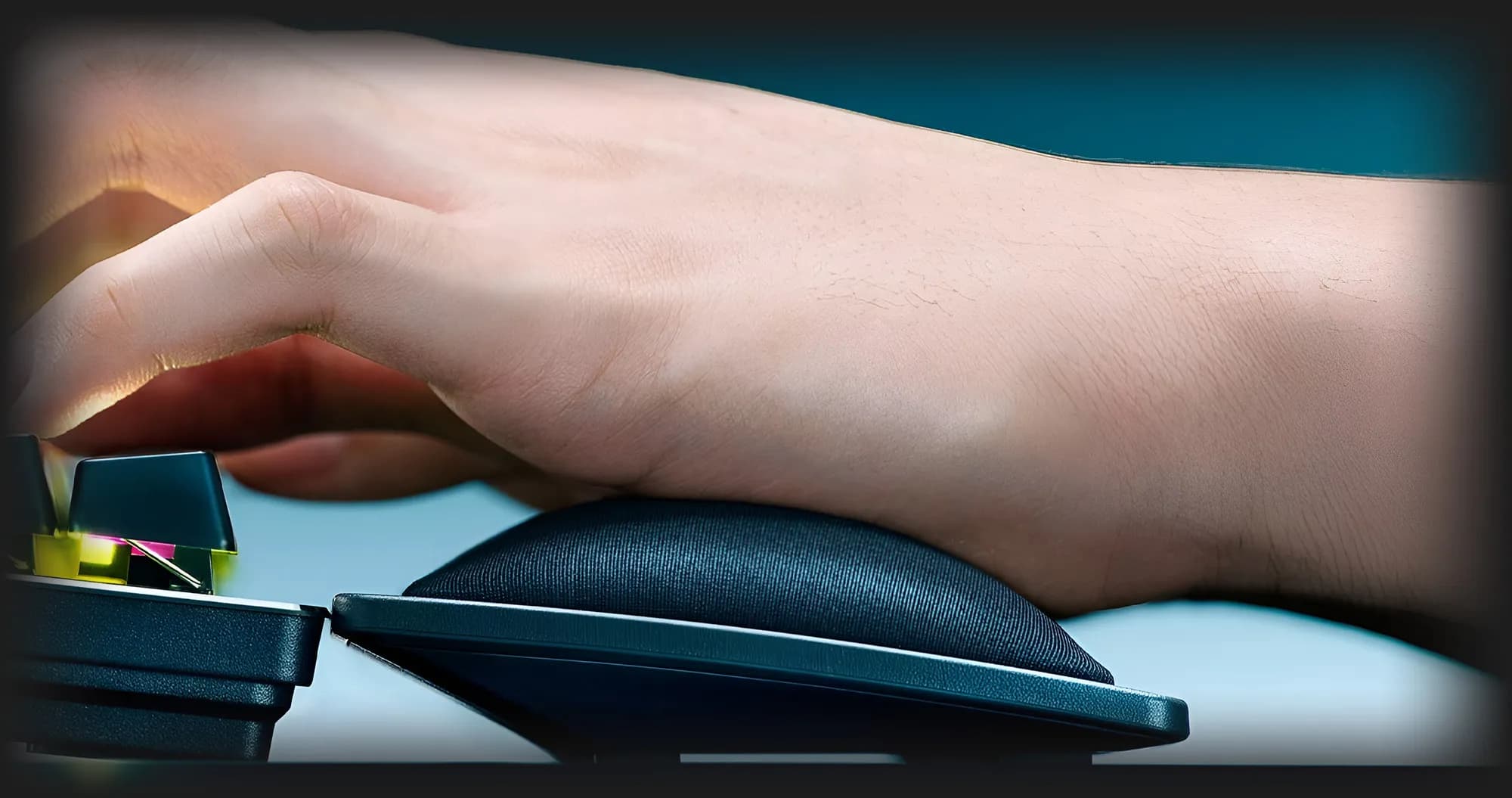 Подставка для клавиатуры RAZER Ergonomic Wrist Rest (Black) (RC21-01470200-R3M1) (UA)