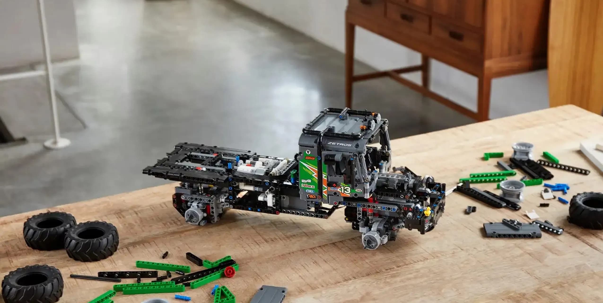 Конструктор LEGO Technic Грузовик для испытаний Mercedes-Benz Zetros 4x4 (42129)