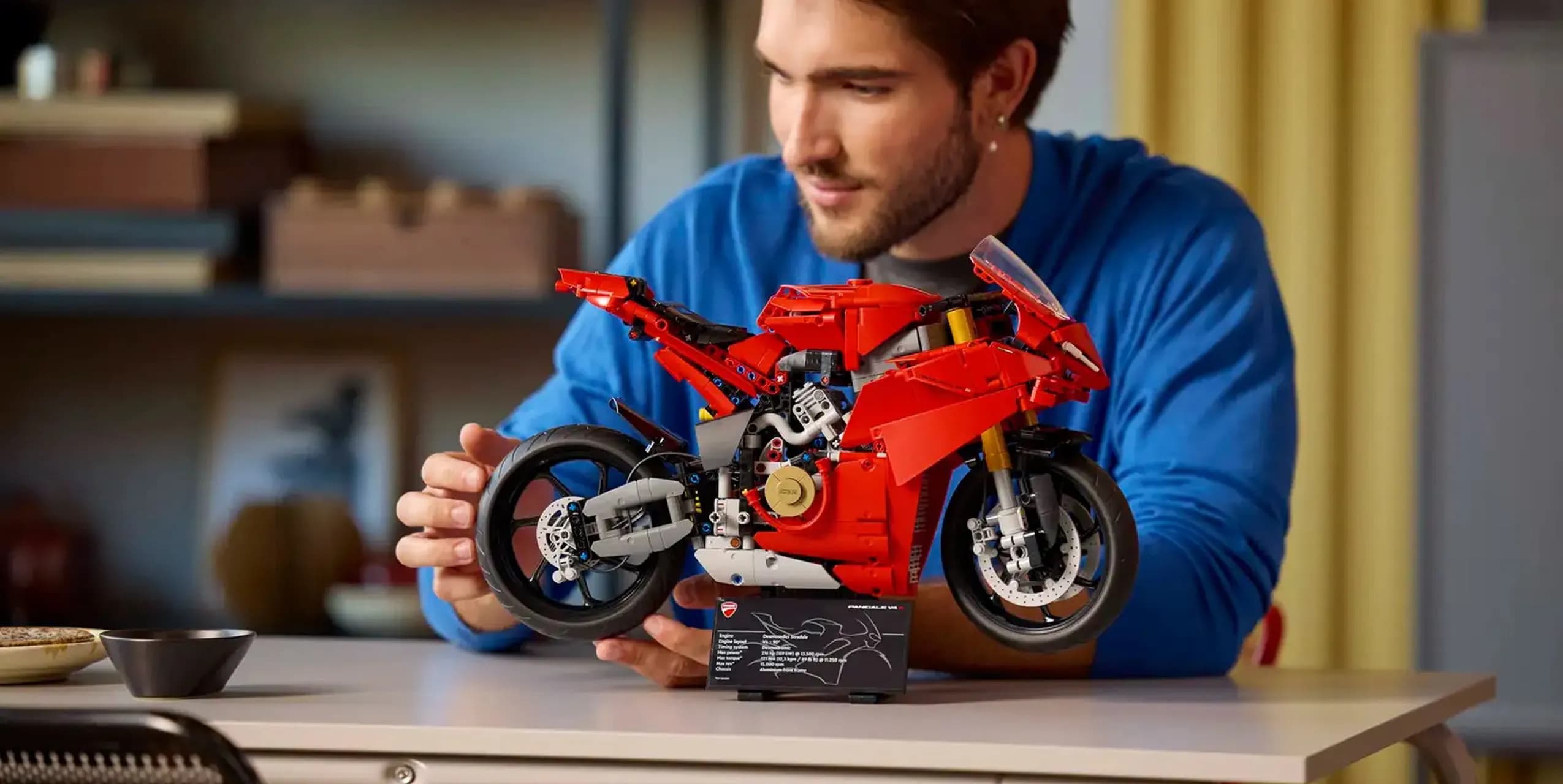 Конструктор LEGO Technic Мотоцикл Ducati Panigale V4 S (42202)