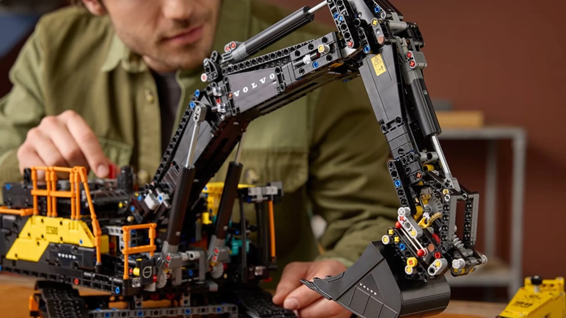 Конструктор LEGO Technic Экскаватор Volvo EC500 Hybrid (42215)