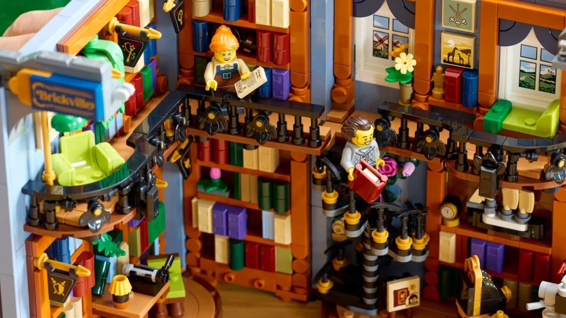 Конструктор LEGO Icons Книжный магазин: книжный уголок (11379)