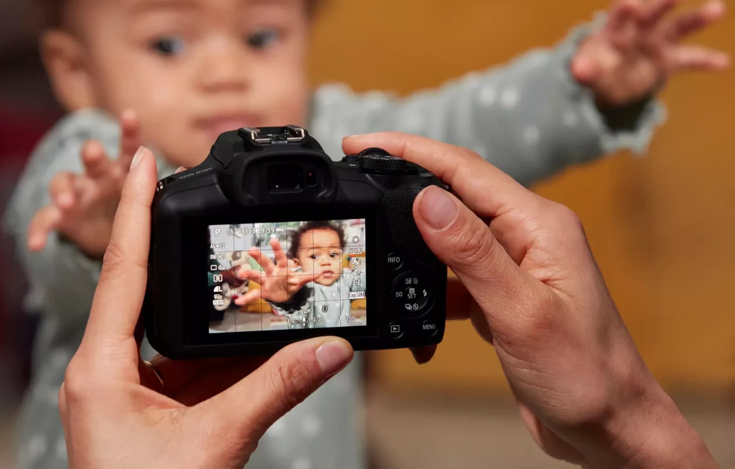Цифровой фотоаппарат Canon EOS R100 kit 18-45mm IS STM (6052C013) (Standard)