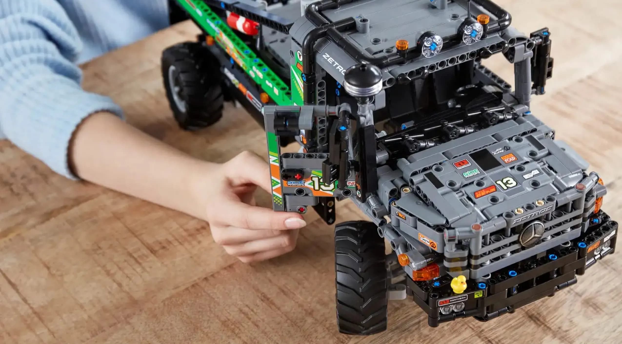 Конструктор LEGO Technic Грузовик для испытаний Mercedes-Benz Zetros 4x4 (42129)
