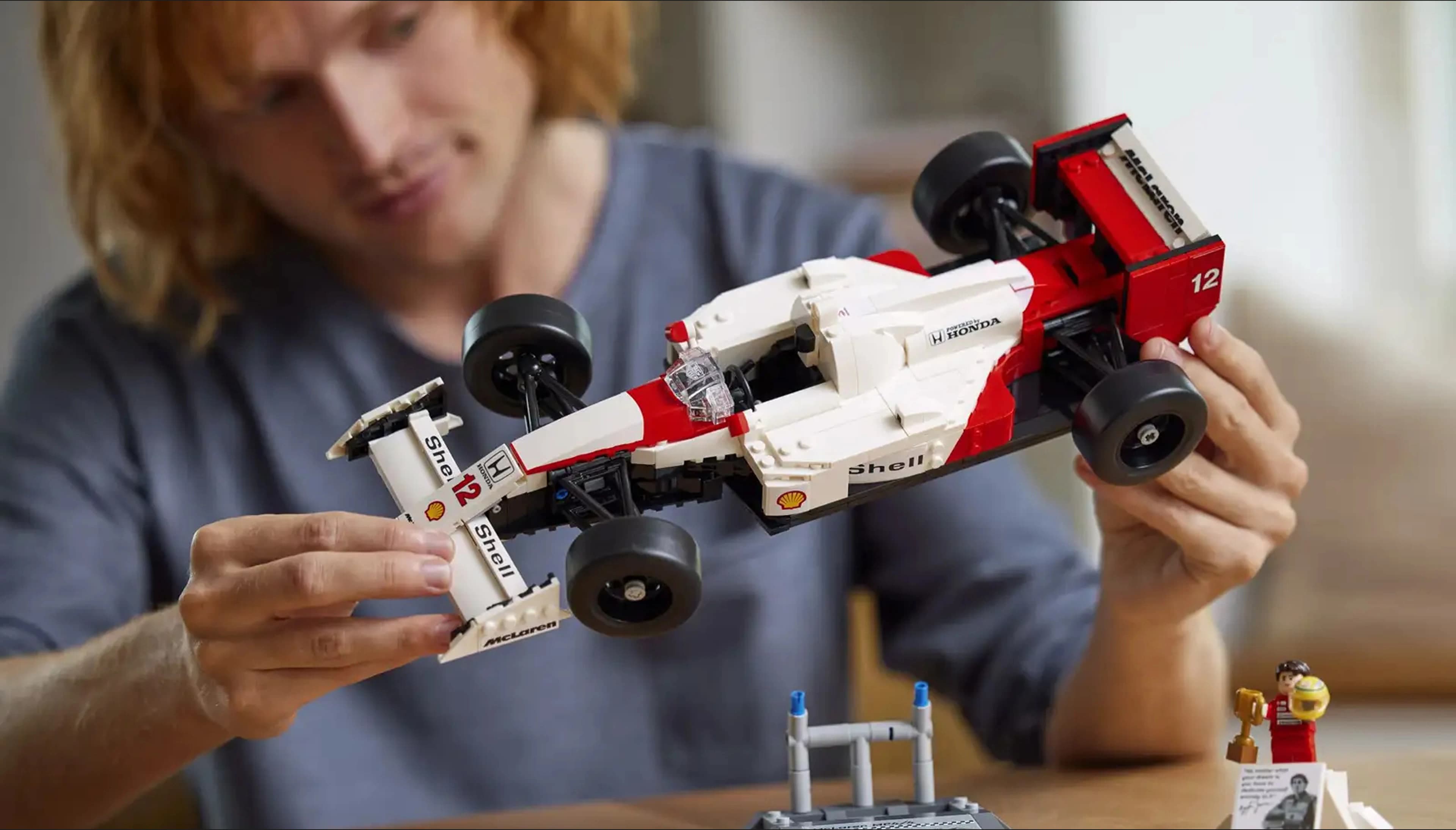 Конструктор LEGO Icons McLaren MP4/4 и Айртон Сенна (10330)