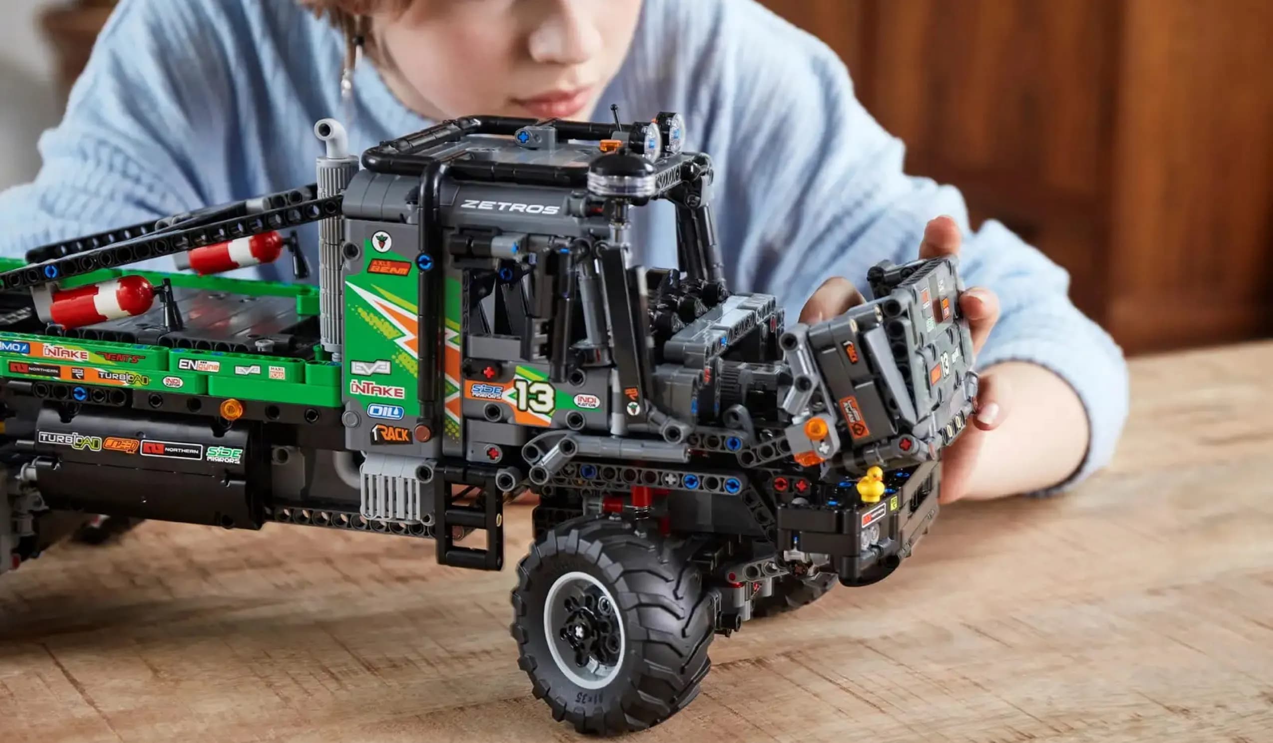 Конструктор LEGO Technic Грузовик для испытаний Mercedes-Benz Zetros 4x4 (42129)