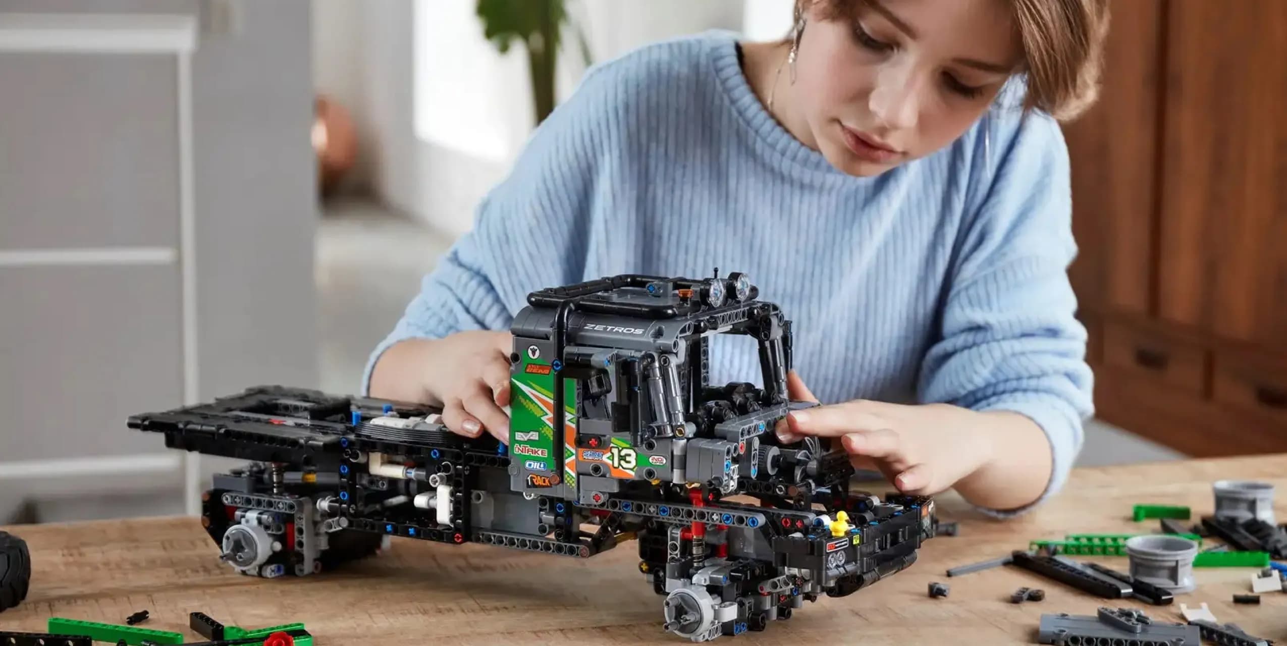 Конструктор LEGO Technic Грузовик для испытаний Mercedes-Benz Zetros 4x4 (42129)