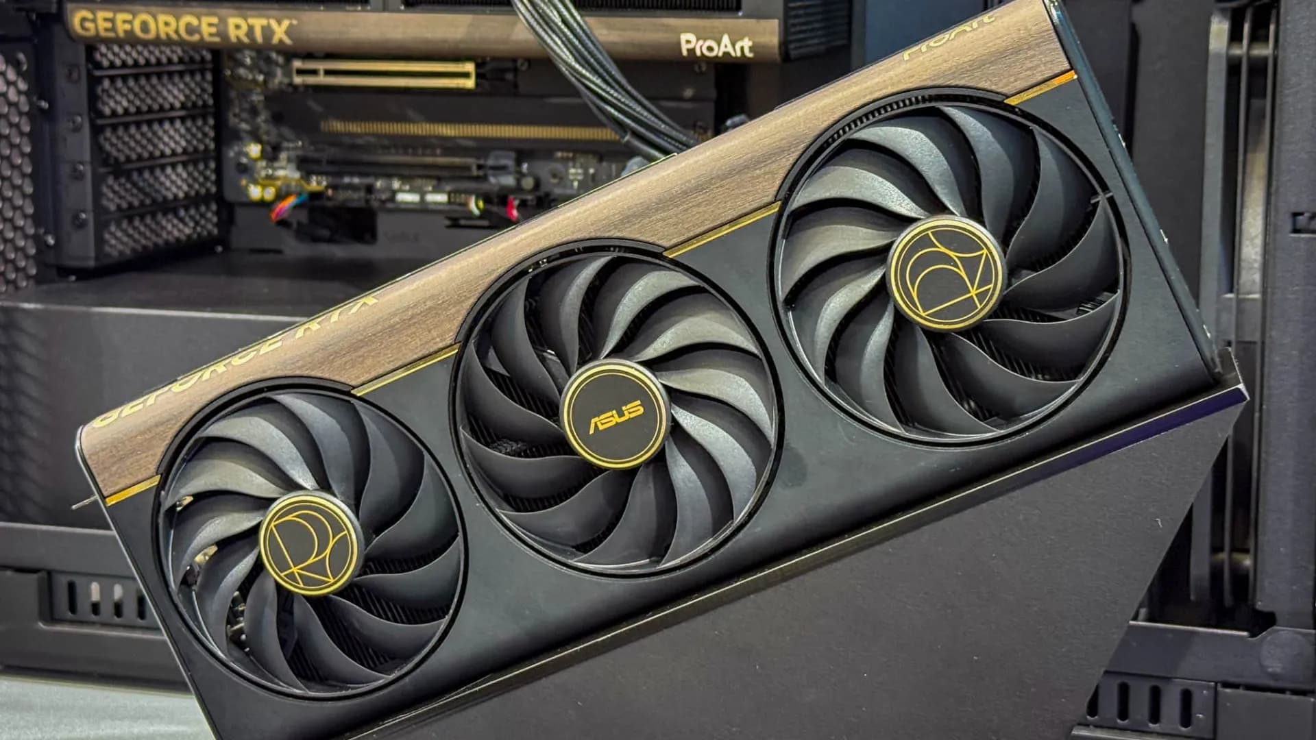 Видеокарта ASUS GeForce RTX 5080 ProArt 16GB (PROART-RTX5080-O16G)